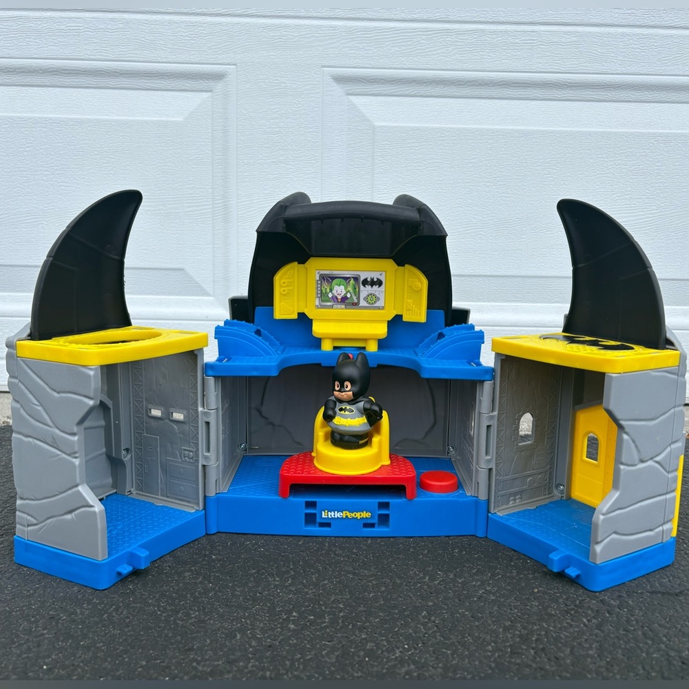 Fisher Price Little People (2019) DC Super Friends Bat Cave & Batman Figurine!
